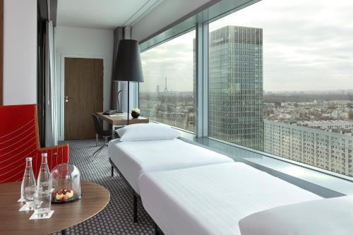 Habitación familiar The Level con acceso al salón del hotel Melia Paris La Defense. Foto 7