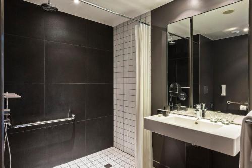 Habitación Melia adaptada a personas con movilidad reducida del hotel Melia Paris La Defense. Foto 15