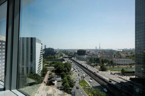 Suite The Level Grand con vistas a la Torre Eiffel y acceso al salón del hotel Melia Paris La Defense. Foto 43