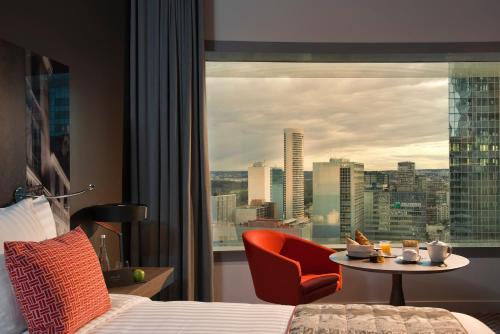 Habitación familiar The Level con acceso al salón del hotel Melia Paris La Defense. Foto 33