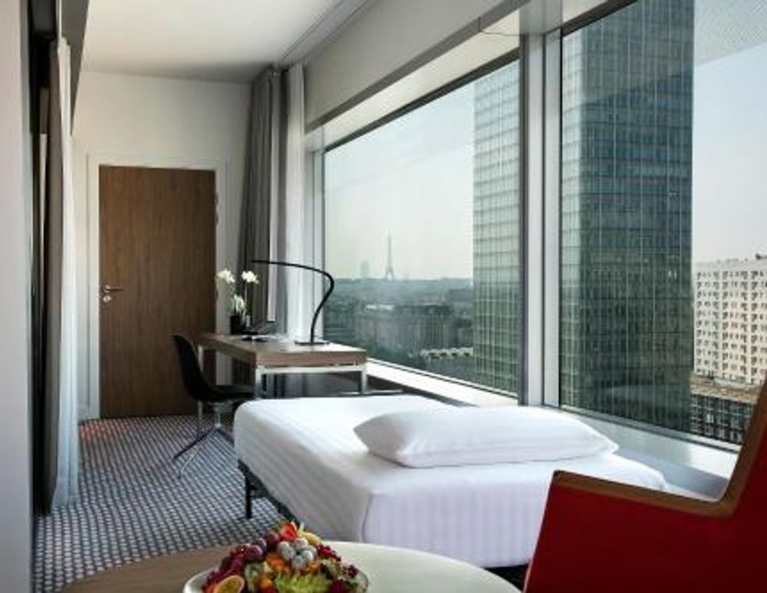 Suite Junior The Level con vistas panorámicas y acceso al salón del hotel Melia Paris La Defense. Foto 6