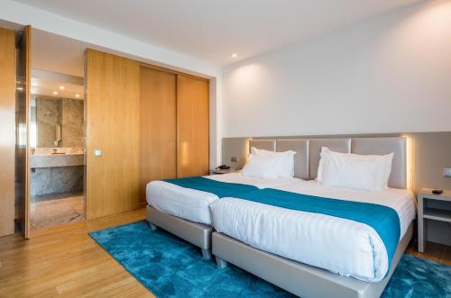 Suite 2 habitaciones 1 Cama Individual 1 Cama doble del hotel Opohotel Porto Aeroporto. Foto 3
