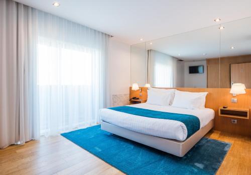 Suite 2 habitaciones 1 Cama Individual 1 Cama doble del hotel Opohotel Porto Aeroporto. Foto 8