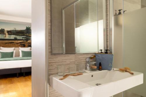 Habitación Triple Executive del hotel Midnight Paris. Foto 1