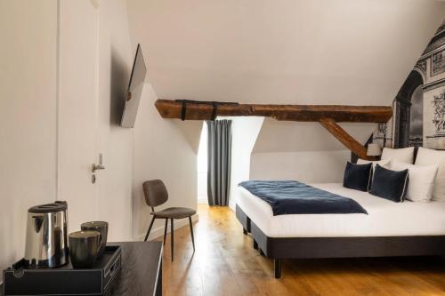 Suite Deluxe del hotel Midnight Paris. Foto 1