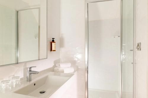 Suite Deluxe del hotel Midnight Paris. Foto 3
