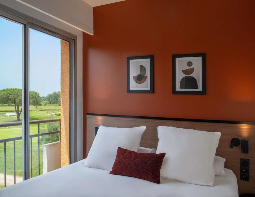 Habitación triple Sofá Cama incluido 2 Camas individuales del hotel Mercure Toulouse Aeroport Golf De Seilh