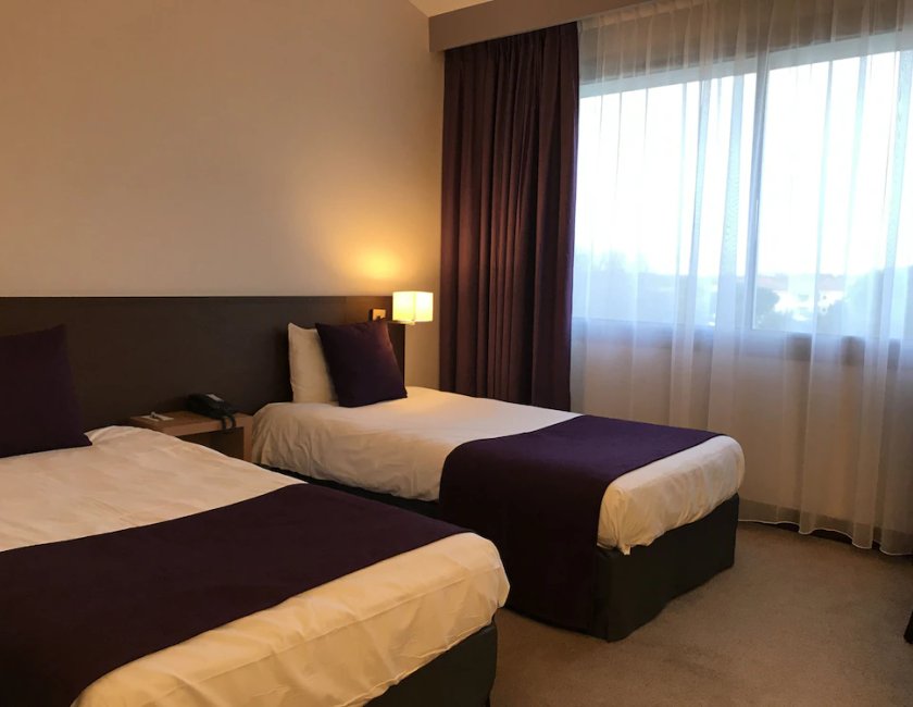 Habitación triple Sofá Cama incluido 2 Camas individuales del hotel Mercure Toulouse Aeroport Golf De Seilh. Foto 1