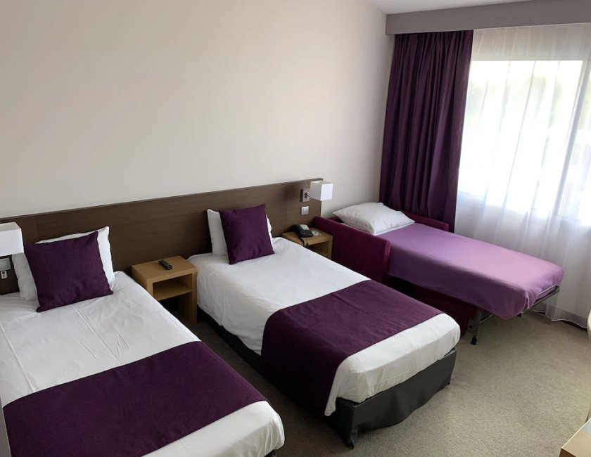 Habitación triple Sofá Cama incluido 2 Camas individuales del hotel Mercure Toulouse Aeroport Golf De Seilh. Foto 2