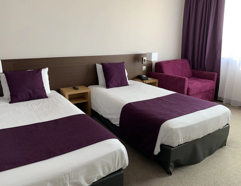 Habitación triple Sofá Cama incluido 2 Camas individuales del hotel Mercure Toulouse Aeroport Golf De Seilh. Foto 3