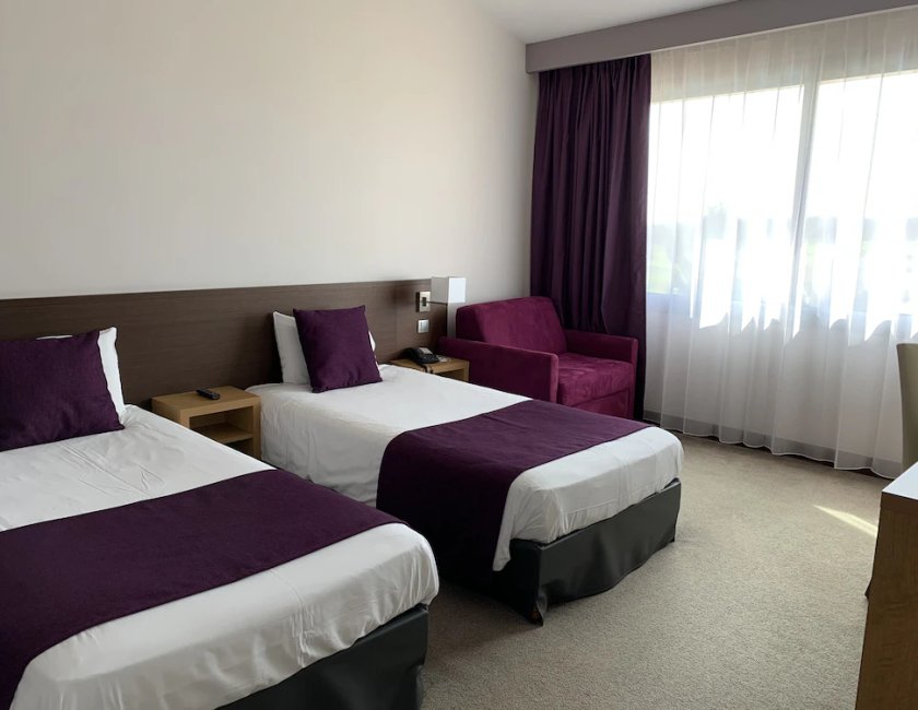 Habitación doble Vista al campo de Golf Sofá Cama incluido 1 Cama doble del hotel Mercure Toulouse Aeroport Golf De Seilh. Foto 3