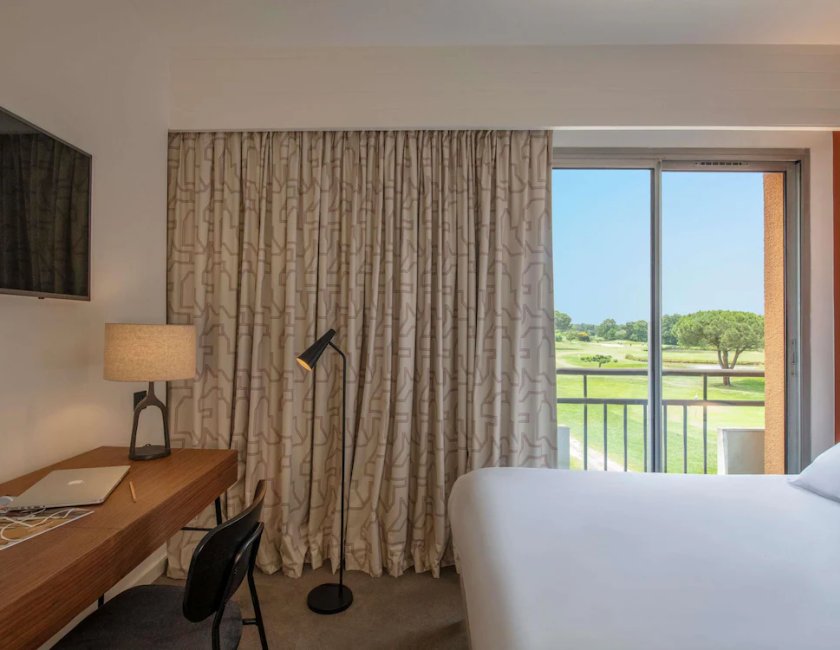 Junior suite 2 Camas queen del hotel Mercure Toulouse Aeroport Golf De Seilh. Foto 1