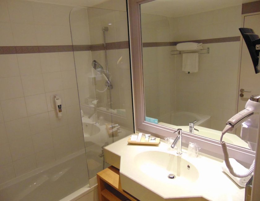 Suite 1 Cama doble del hotel Mercure Toulouse Aeroport Golf De Seilh. Foto 8