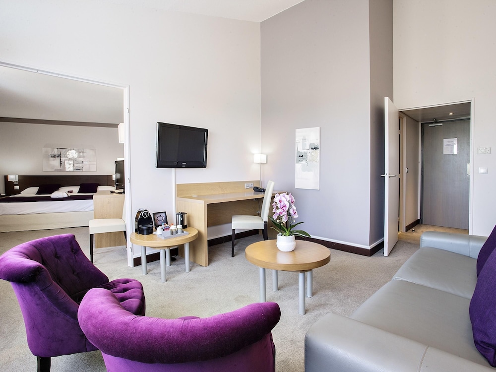 Suite - Una cama doble y un sofá cama doble del hotel Mercure Toulouse Aeroport Golf De Seilh