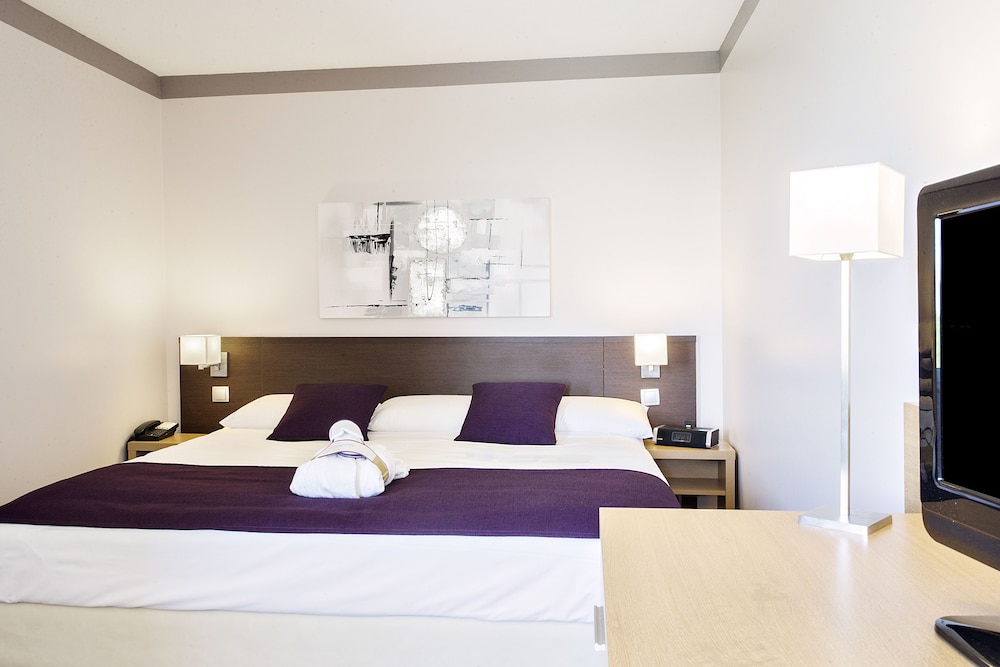 Suite - Una cama doble y un sofá cama doble del hotel Mercure Toulouse Aeroport Golf De Seilh. Foto 1