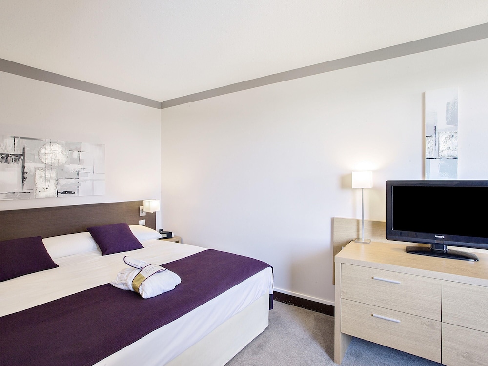 Suite - Una cama doble y un sofá cama doble del hotel Mercure Toulouse Aeroport Golf De Seilh. Foto 3