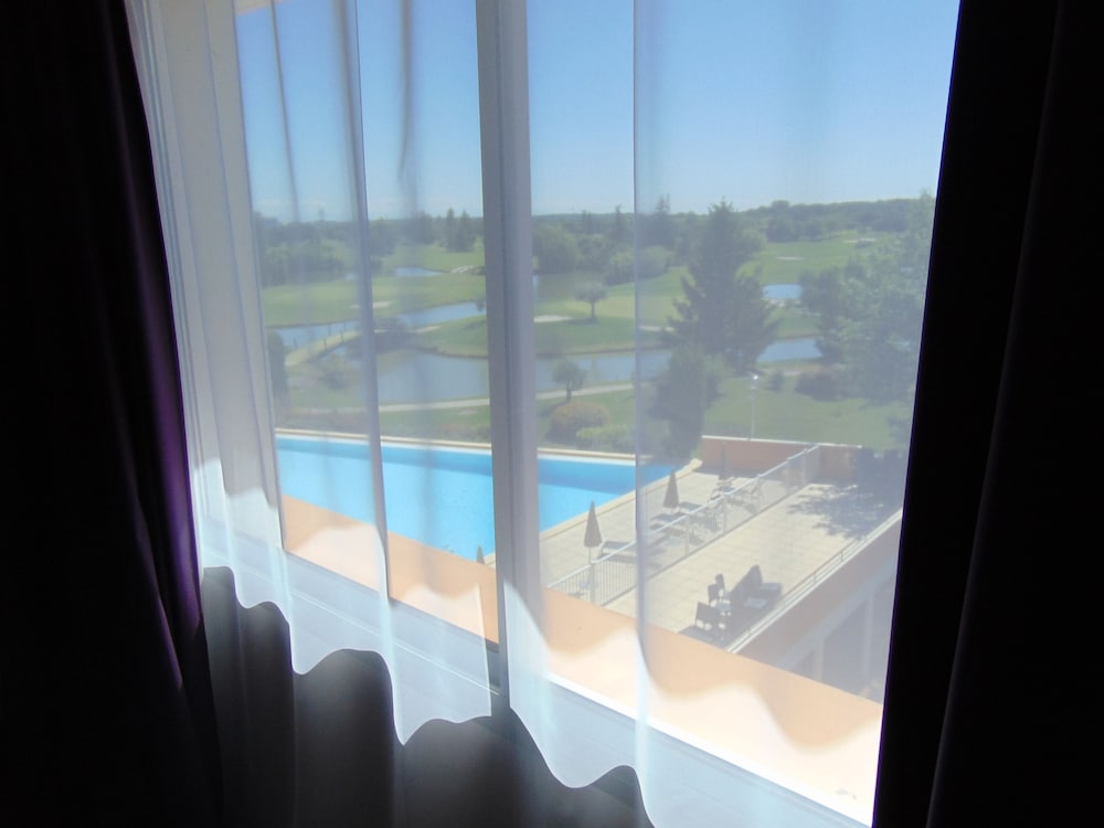 Suite - Una cama doble y un sofá cama doble del hotel Mercure Toulouse Aeroport Golf De Seilh. Foto 6