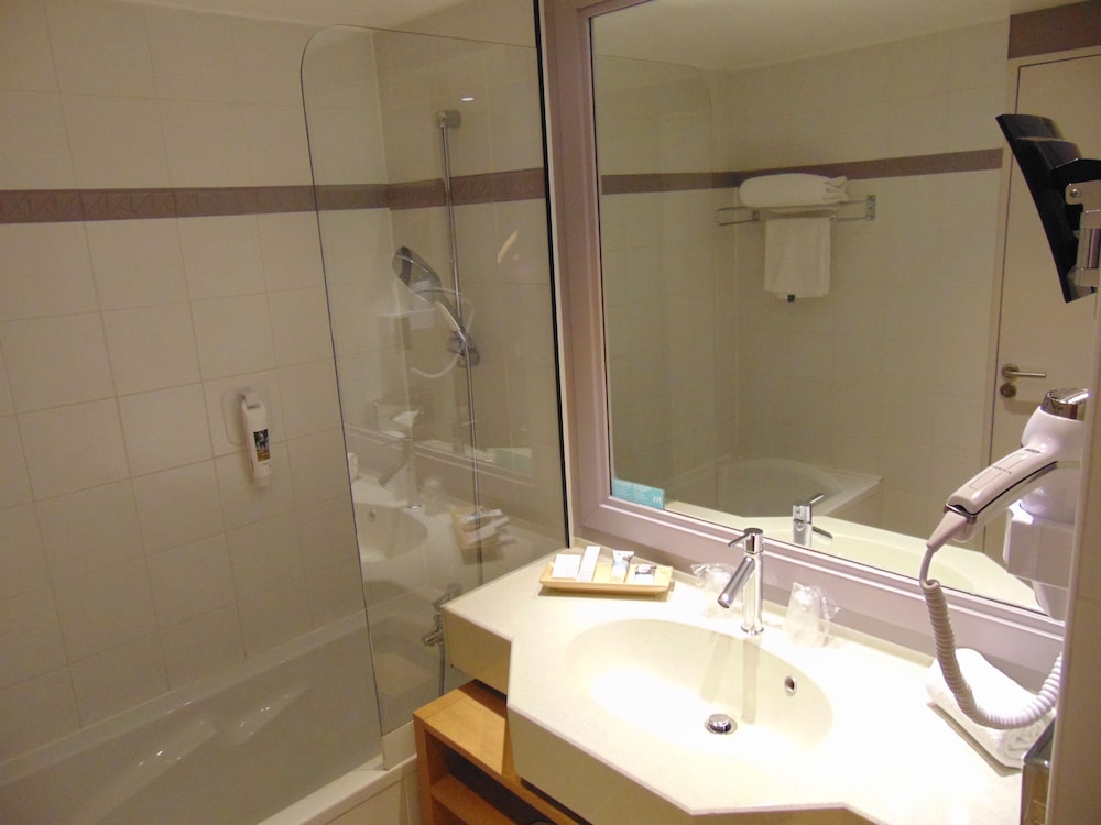 Suite - Una cama doble y un sofá cama doble del hotel Mercure Toulouse Aeroport Golf De Seilh. Foto 7