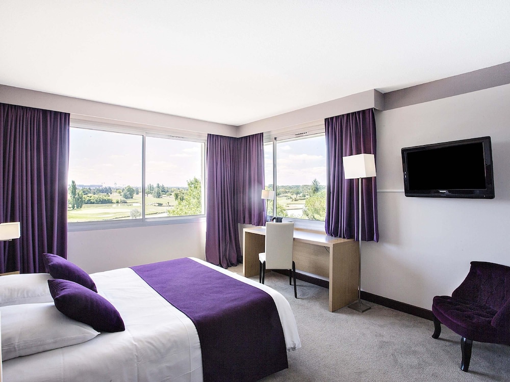 Estudio - Una cama doble y cocina americana del hotel Mercure Toulouse Aeroport Golf De Seilh