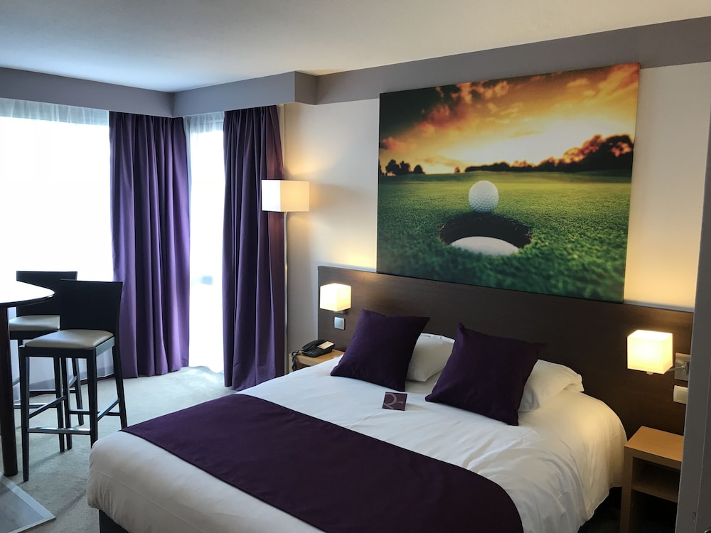 Estudio - Una cama doble y cocina americana del hotel Mercure Toulouse Aeroport Golf De Seilh. Foto 1