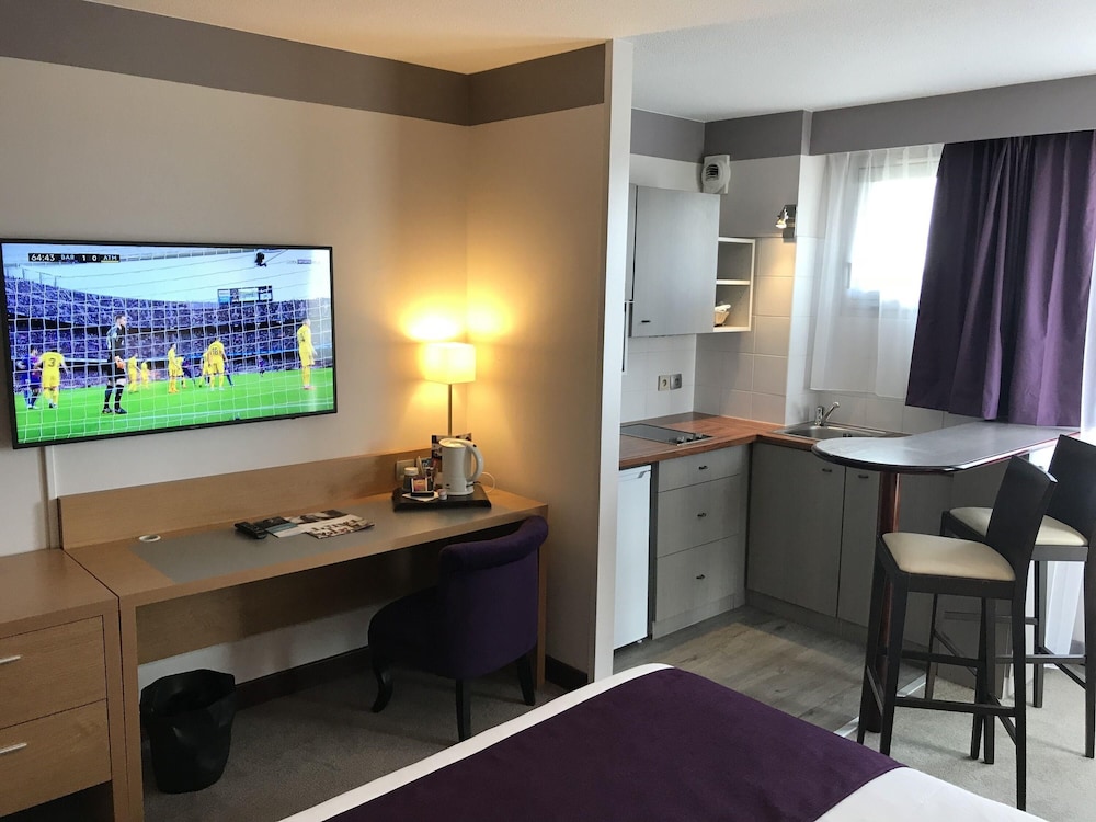 Estudio - Una cama doble y cocina americana del hotel Mercure Toulouse Aeroport Golf De Seilh. Foto 2
