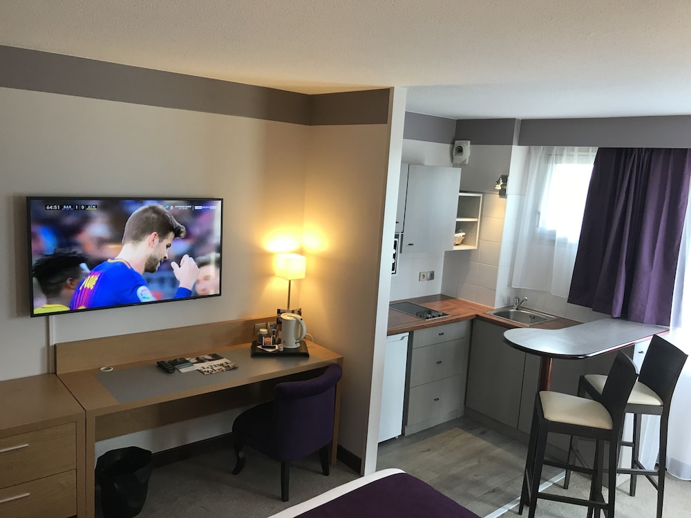Estudio - Una cama doble y cocina americana del hotel Mercure Toulouse Aeroport Golf De Seilh. Foto 3