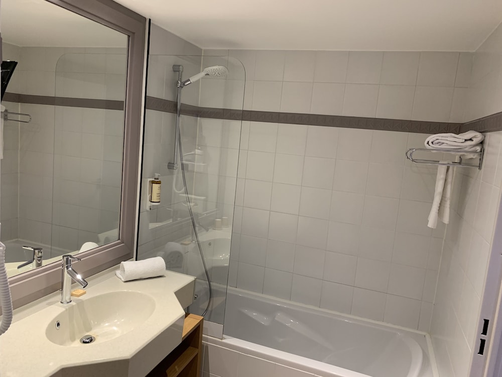 Estudio - Una cama doble y cocina americana del hotel Mercure Toulouse Aeroport Golf De Seilh. Foto 5