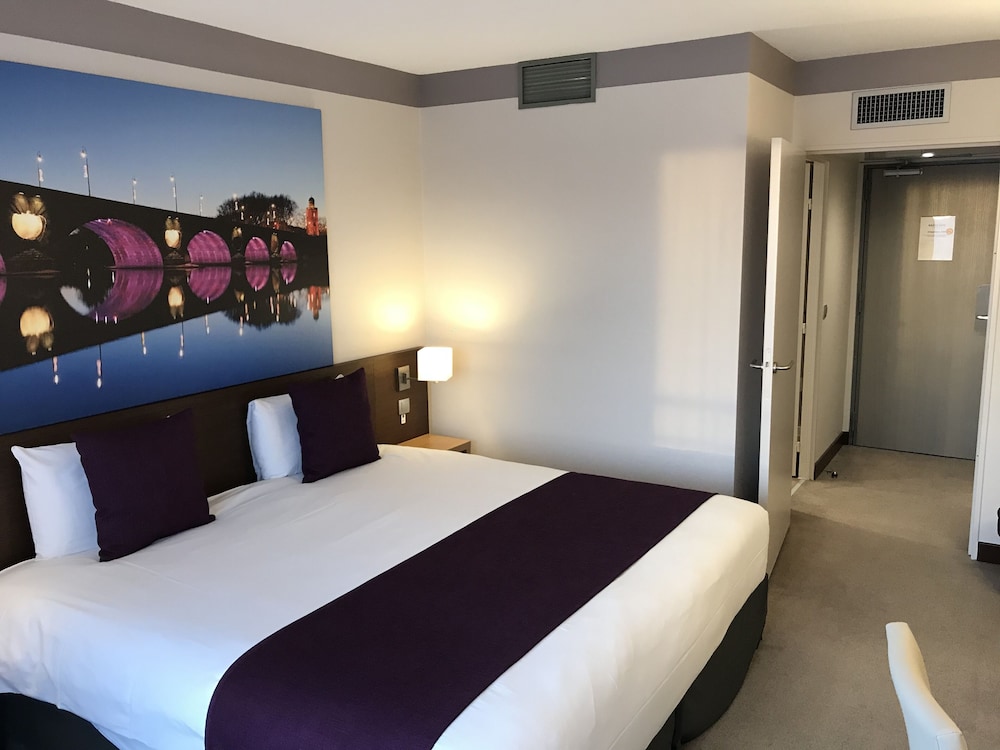 Habitación de categoría superior con 1 cama doble del hotel Mercure Toulouse Aeroport Golf De Seilh