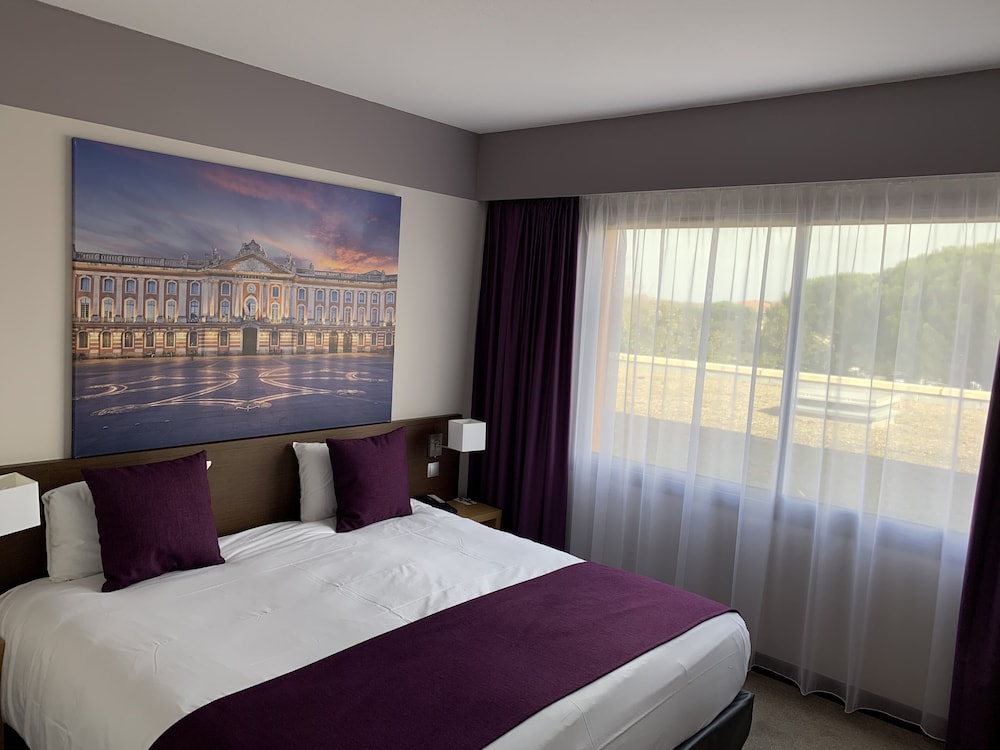 Habitación de categoría superior con 1 cama doble del hotel Mercure Toulouse Aeroport Golf De Seilh. Foto 2