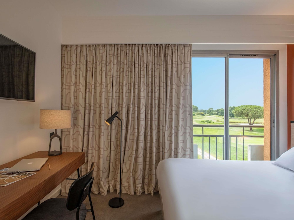 Habitación de categoría superior con 1 cama doble del hotel Mercure Toulouse Aeroport Golf De Seilh. Foto 3