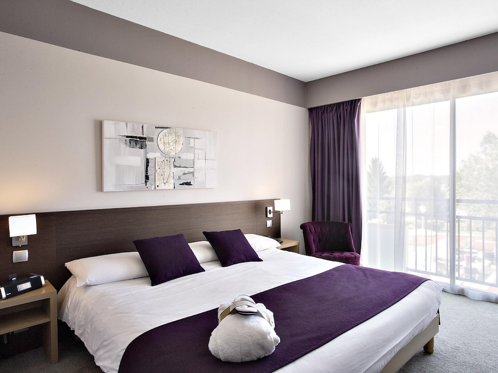 Habitación Privilege con cama doble y vistas al campo de golf del hotel Mercure Toulouse Aeroport Golf De Seilh