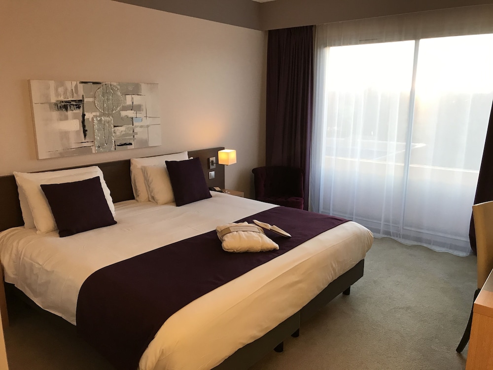 Habitación Privilege con cama doble y vistas al campo de golf del hotel Mercure Toulouse Aeroport Golf De Seilh. Foto 1