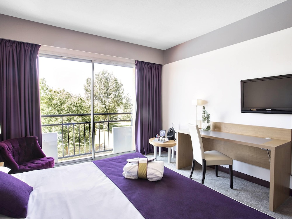 Habitación Privilege con cama doble y vistas al campo de golf del hotel Mercure Toulouse Aeroport Golf De Seilh. Foto 4