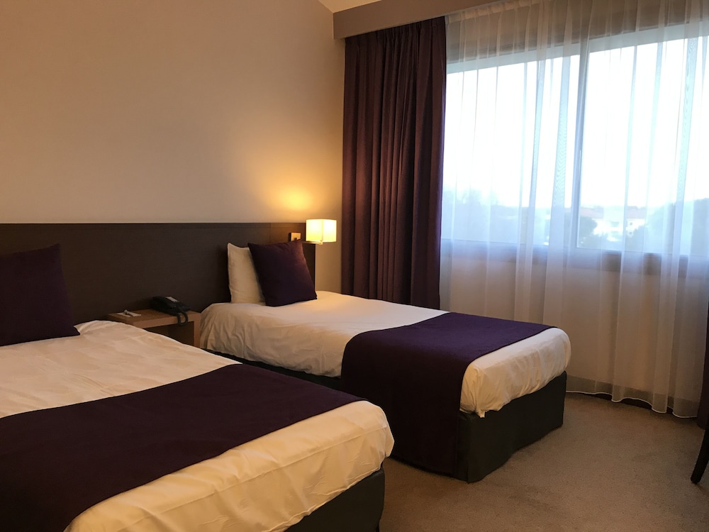 Habitación Classic - Dos camas individuales y un sofá cama individual del hotel Mercure Toulouse Aeroport Golf De Seilh. Foto 1