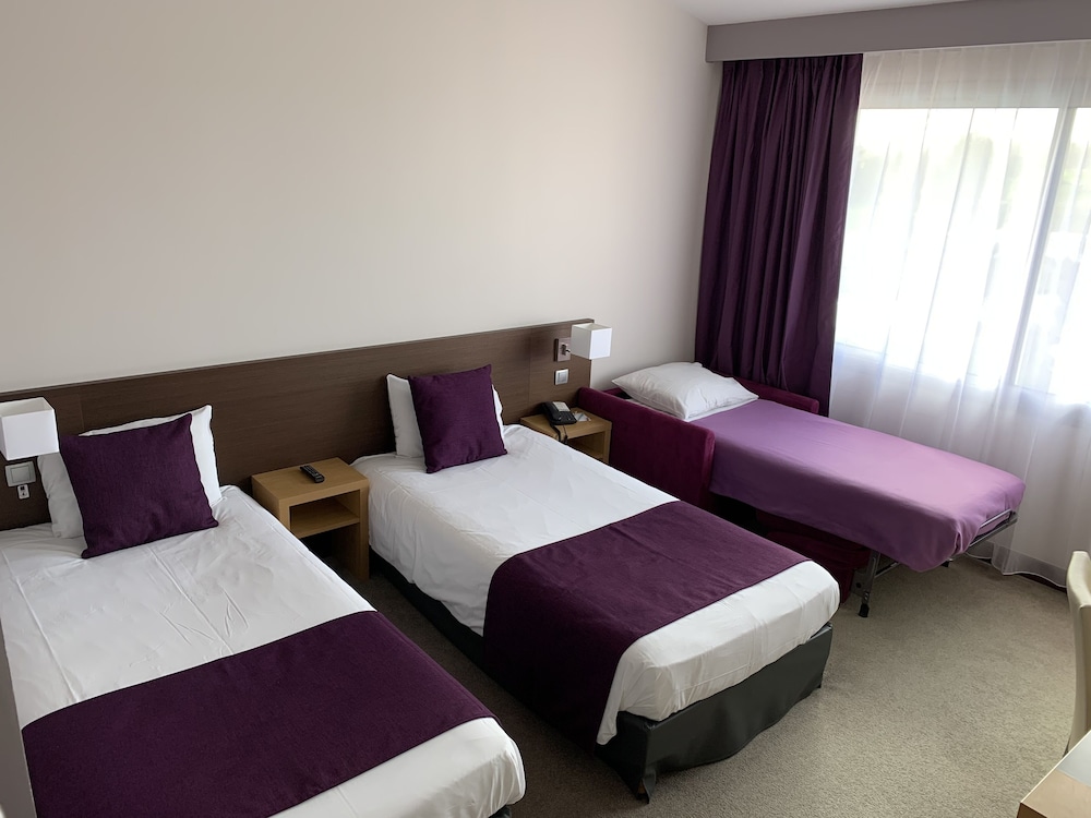 Habitación Classic - Dos camas individuales y un sofá cama individual del hotel Mercure Toulouse Aeroport Golf De Seilh. Foto 2