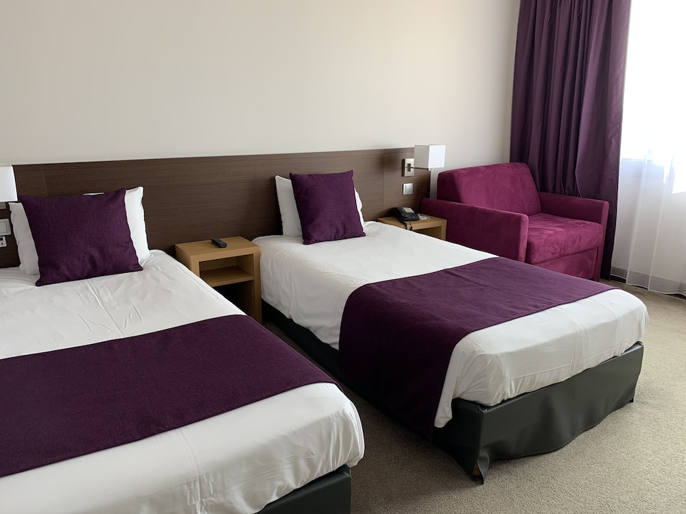 Habitación Classic - Dos camas individuales y un sofá cama individual del hotel Mercure Toulouse Aeroport Golf De Seilh. Foto 3