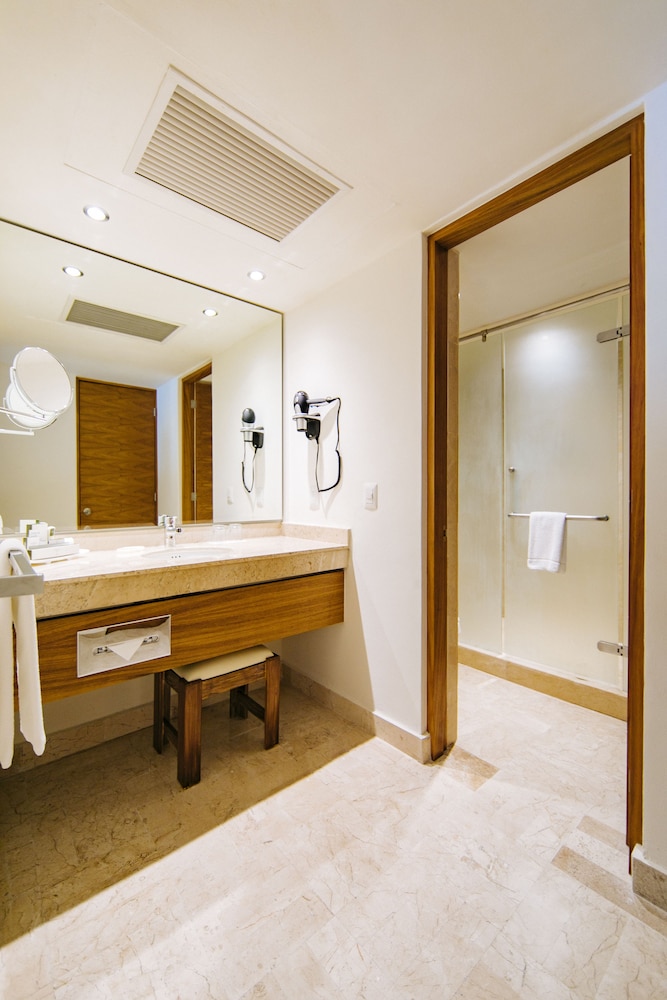 Suite Premium, frente al mar (Level) del hotel Occidental Tucancún All Inclusive. Foto 5