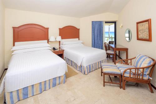 Habitación familiar Vista Mar 1 Cama king Premium Con Vistas 2 Camas dobles kitchenette Normal del hotel Occidental Tucancún All Inclusive. Foto 3