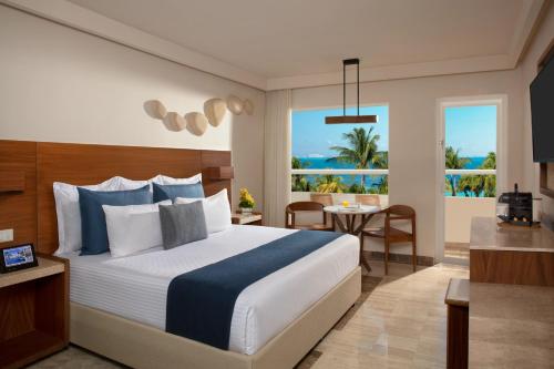 Habitación Deluxe con vistas parciales al océano y balcón del hotel Dreams Sands Cancun Resort and Spa - All Inclusive. Foto 1