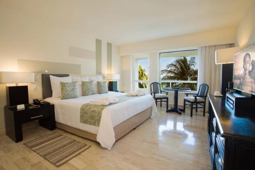 Habitación Deluxe con vistas parciales al océano y balcón del hotel Dreams Sands Cancun Resort and Spa - All Inclusive. Foto 8