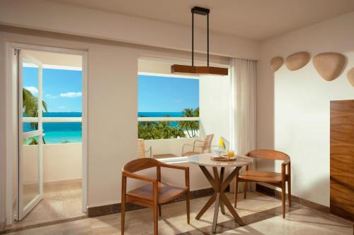 Habitación Deluxe con vistas parciales al océano y balcón del hotel Dreams Sands Cancun Resort and Spa - All Inclusive. Foto 9