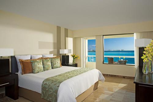 Habitación Deluxe frente al océano con balcón del hotel Dreams Sands Cancun Resort and Spa - All Inclusive. Foto 7