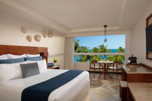 Habitación con vistas parciales al mar - 1 cama extragrande del hotel Dreams Sands Cancun Resort and Spa - All Inclusive. Foto 8