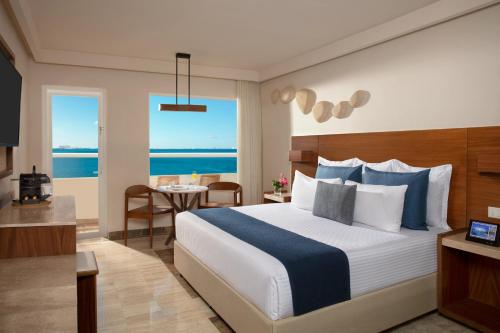 Habitación Premium con balcón - 1 cama extragrande - Frente al mar del hotel Dreams Sands Cancun Resort and Spa - All Inclusive. Foto 4