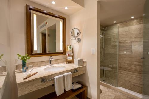 Premium Preferred Club con balcón - cama extragrande - Frente al mar del hotel Dreams Sands Cancun Resort and Spa - All Inclusive. Foto 9