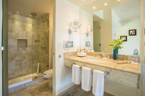 Doble Deluxe con vistas parciales al mar del hotel Dreams Sands Cancun Resort and Spa - All Inclusive