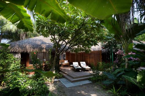 Bungalow en la playa del hotel Niva Kuramathi Maldives. Foto 1