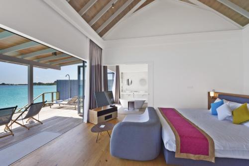 Villa de lujo sobre el agua del hotel Niva Kuramathi Maldives. Foto 1
