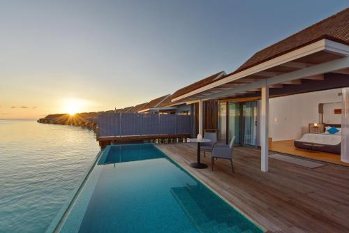 Villa Thundi Water con piscina del hotel Niva Kuramathi Maldives