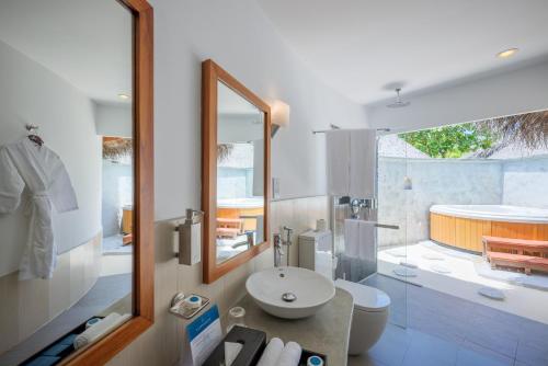 Villa Superior en la playa del hotel Niva Kuramathi Maldives. Foto 8